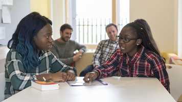 Icon Students chatting at table_22175.jpg