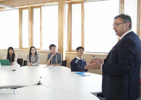 Dr Kevan Williams teaching students in the Enterprise Centre